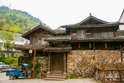 畲族也有长桌宴,路口拦门酒,对不上歌不让进村