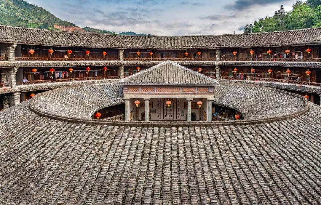 【福建潮人站·广州出发】永定“香格里拉”秘境花田、八台大轿“迎宾晚宴”、全程2晚奢华“五钻”土楼王子大酒店、抢先体验豪华3天游!